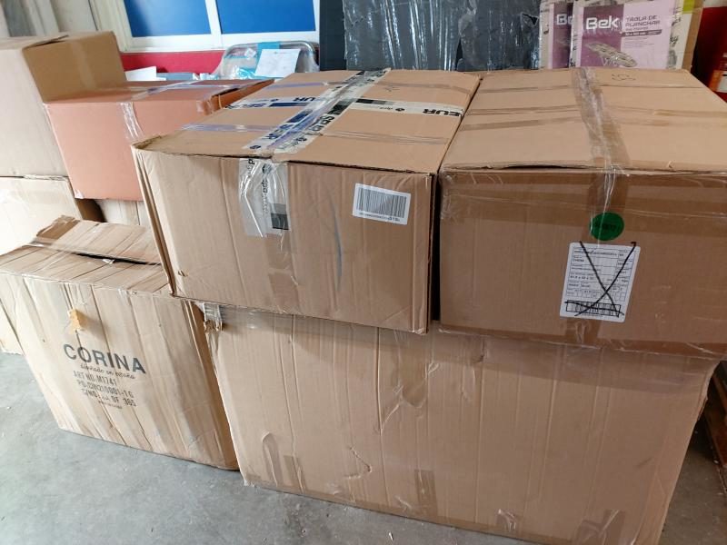 Lote de 8600 prendas nuevas hombre, mujer en bolsas